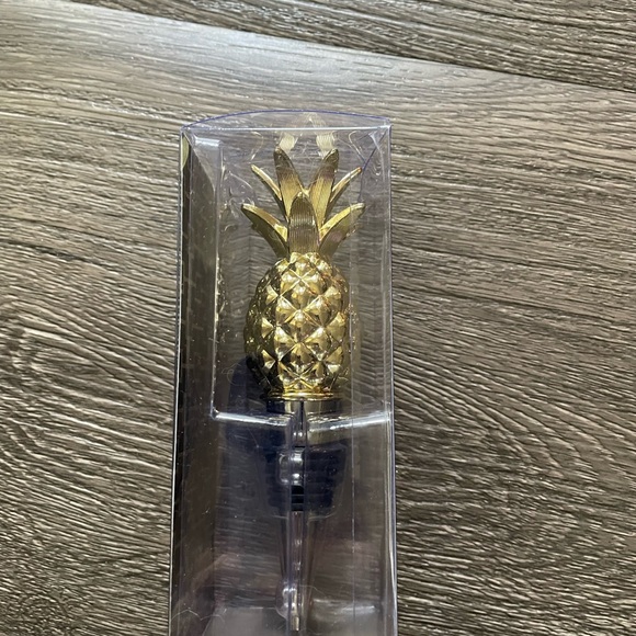 New in box Gold & Silver Pineapple wine bottle stoppers sold separately - Picture 8 of 11